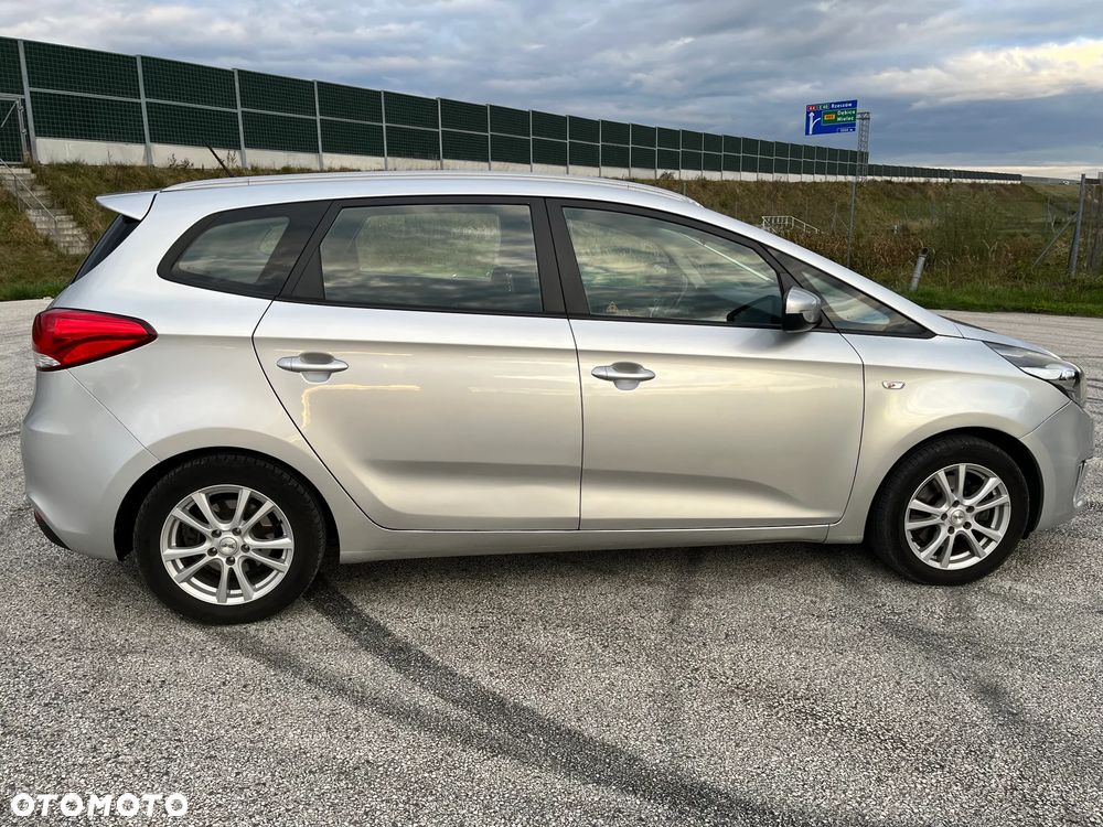 Kia Carens - 11