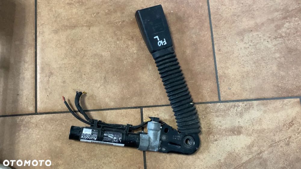 BMW F10 F11 NAPINACZ ZAPINKA PASA LEWY PRZÓD 615796400D - 1