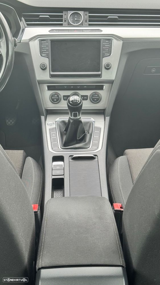 VW Passat Variant 1.6 TDI BlueMotion - 23