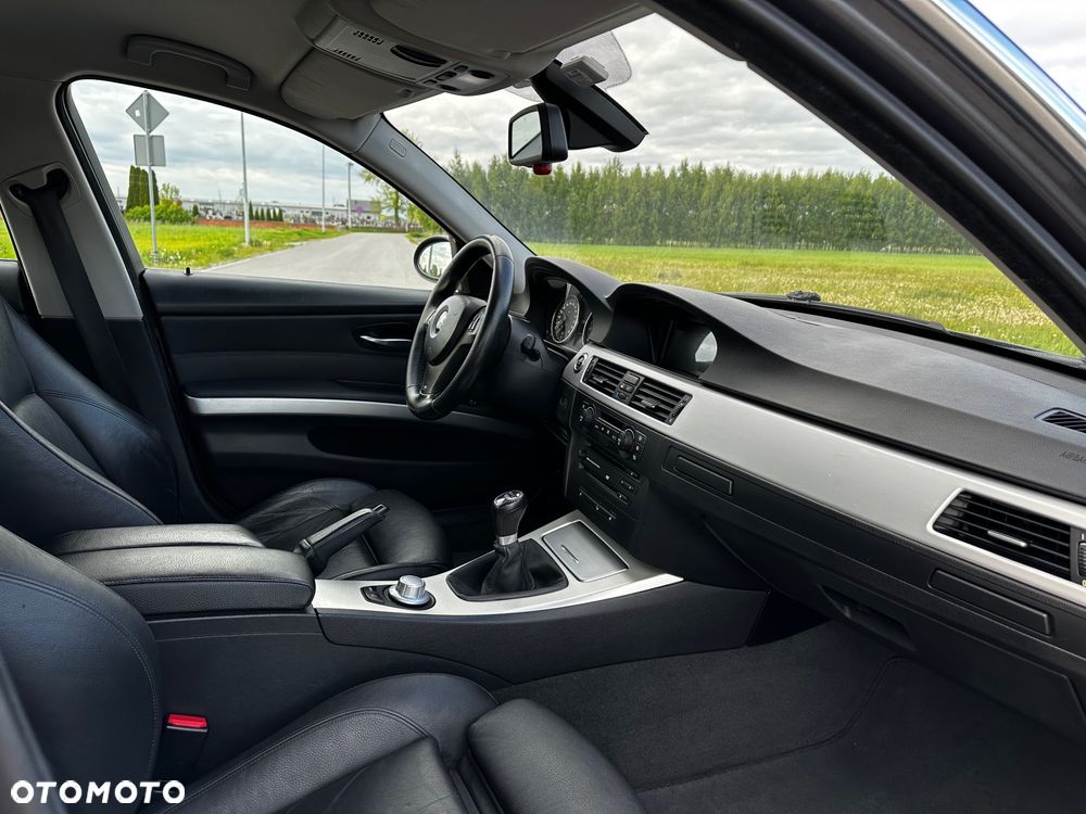 BMW Seria 3 330xi Touring - 15