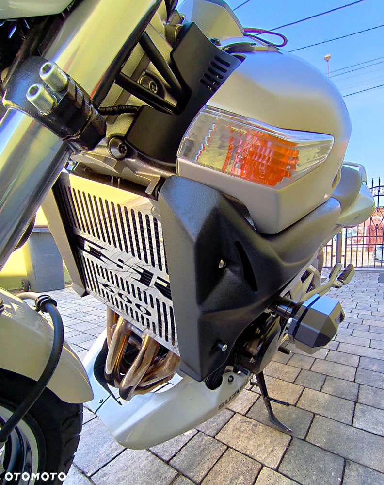 Suzuki GSR - 17