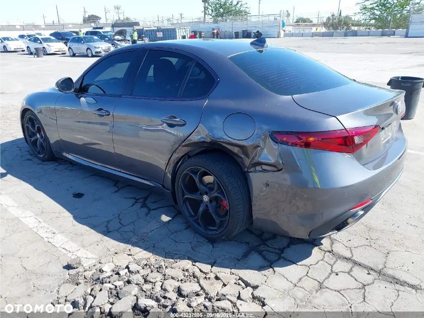 Alfa Romeo Giulia - 8