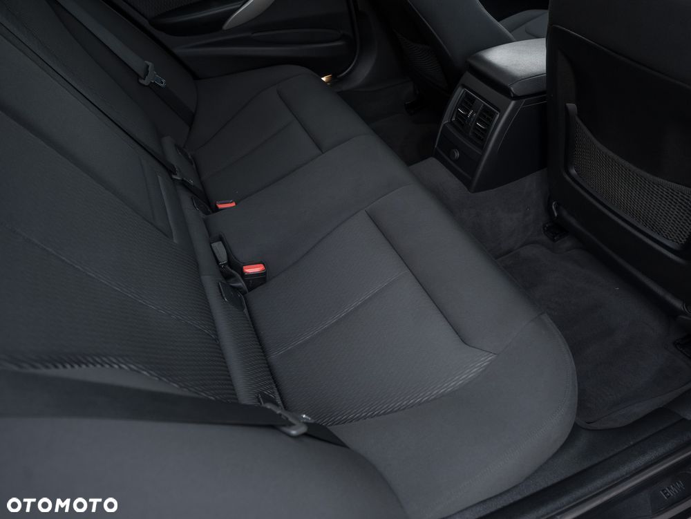 BMW Seria 3 318d Luxury Line - 29