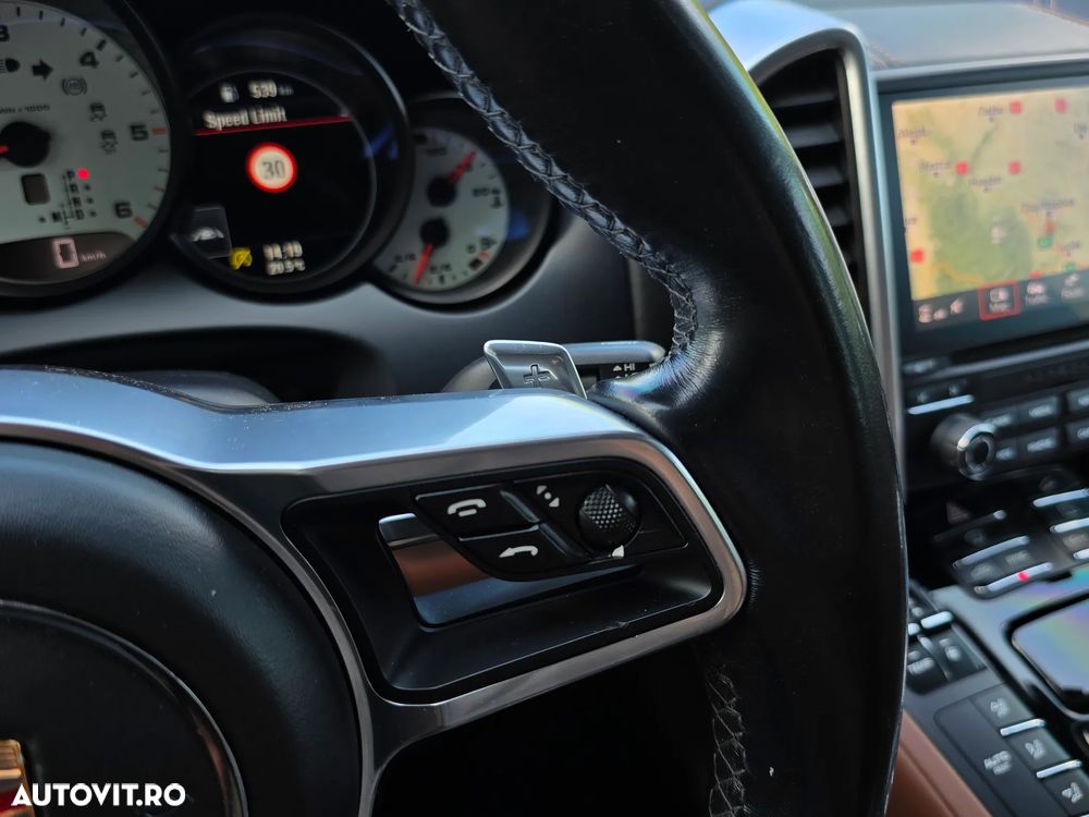 Porsche Cayenne 4.2 L S - 12