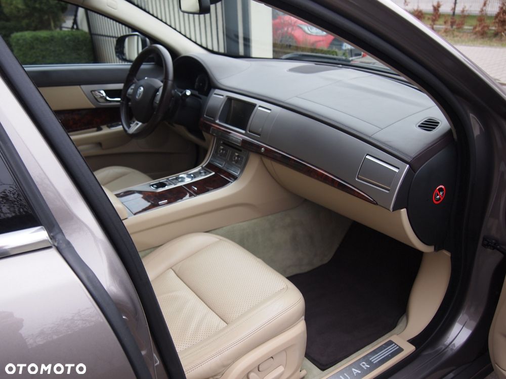 Jaguar XF 3.0 V6 D Premium Luxury - 16