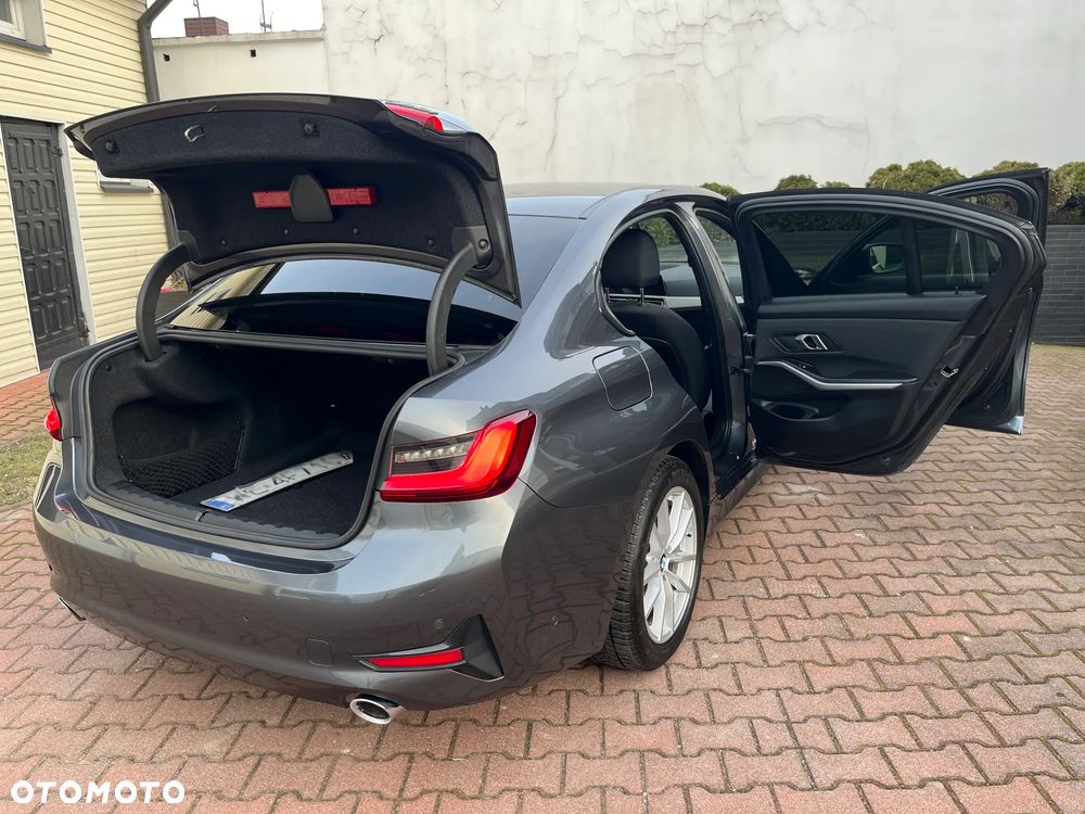 BMW Seria 3 320i xDrive - 32