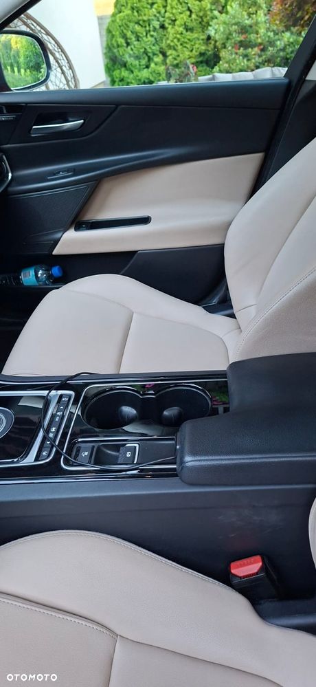 Jaguar XE 2.0 T Prestige - 10