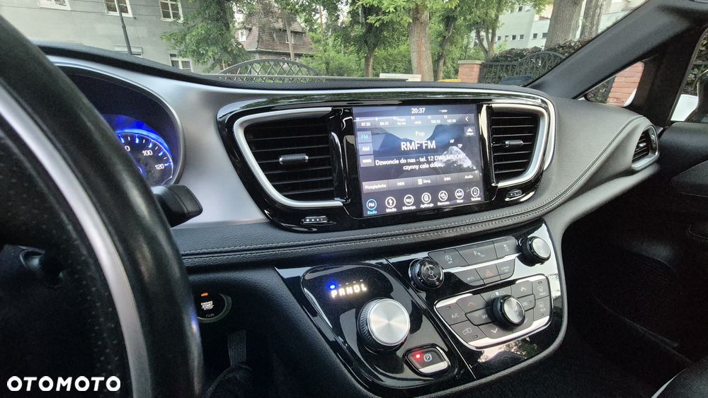 Chrysler Pacifica - 17