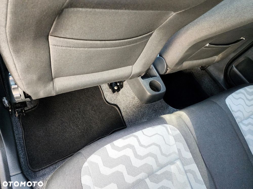 Skoda Fabia 1.2 HTP Ambiente - 32