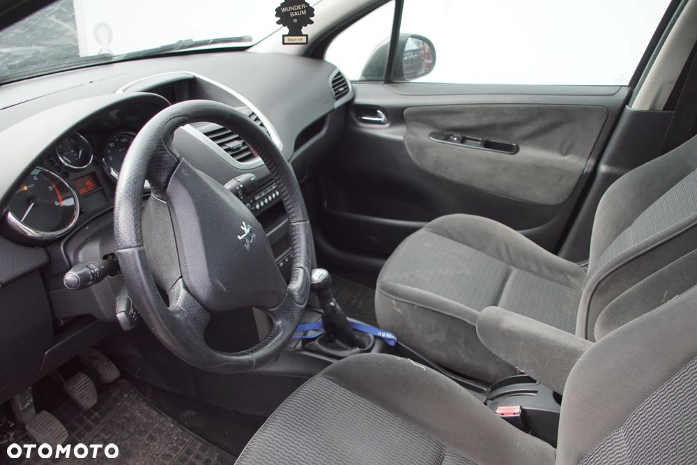 Auto na części - Peugeot 207 1.6 HDI 90 KM 9HX 20DP27 EXL 2007R Silnik Skrzynia Drzwi Maska Błotnik Klapa Zderzak Lampa Lusterko Klamka Szyba Deska Kokpit Sterownik Moduł Czujnik Licznik Wyświetlacz Panel Kierownica - 10