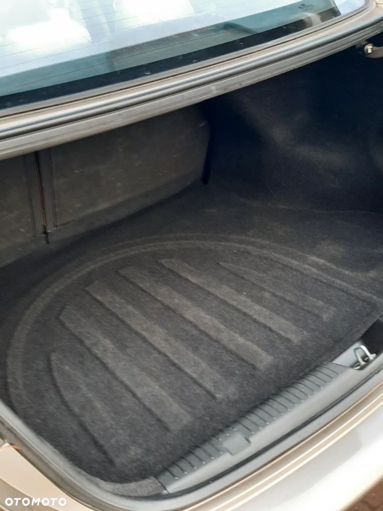 Hyundai Elantra 1.6 Classic + - 17