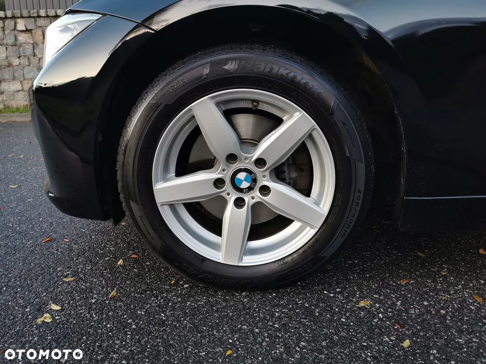BMW Seria 3 320d Touring xDrive - 16
