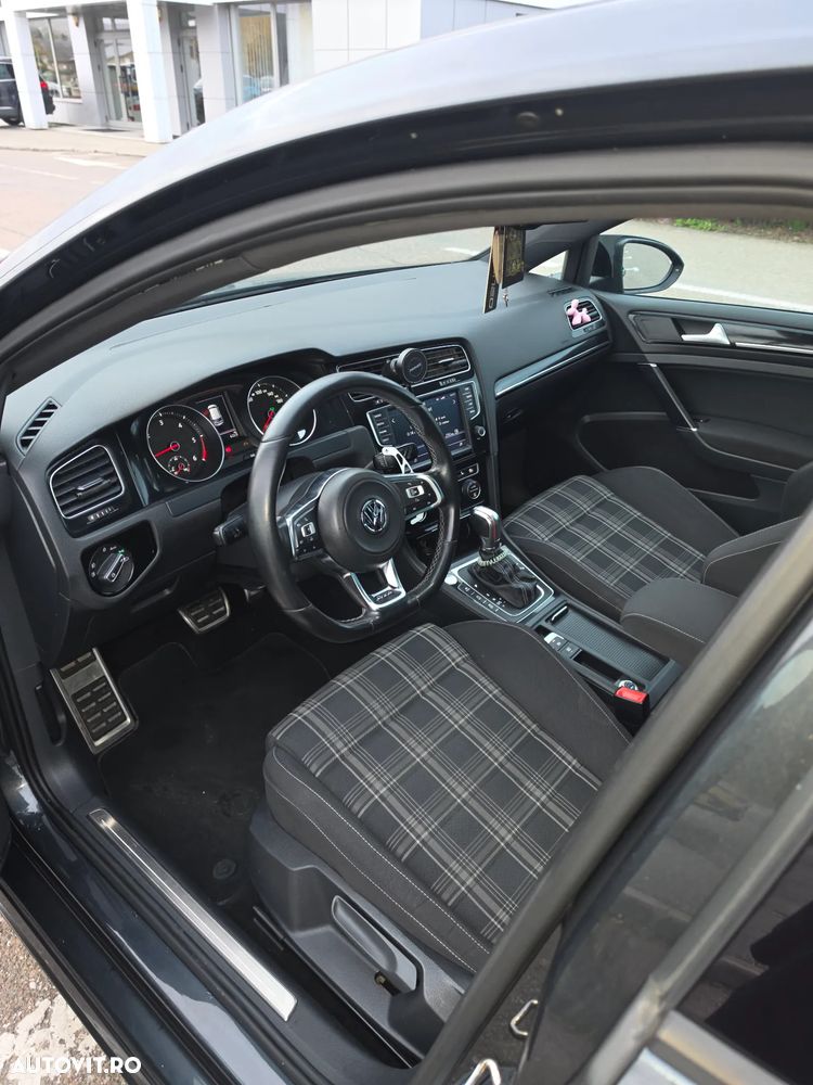 Volkswagen Golf - 8