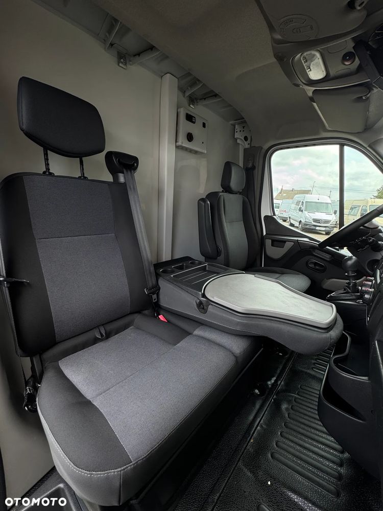 Renault MASTER KONTENER Niskopodwoziowy! Webasto!! Pod Food Truck!  * Auto Kupione w ASO Renault * Gwarancja  *  2,3 145Km * Bardzo oszczędny i dynamiczny silnik * 6-cio Stopniowa Skrzynia Biegów * System Extended Grip *  Lusterko Wide View *  Klimatyzacja * Tempomat * MP3 * Bluetooth * USB * - 19