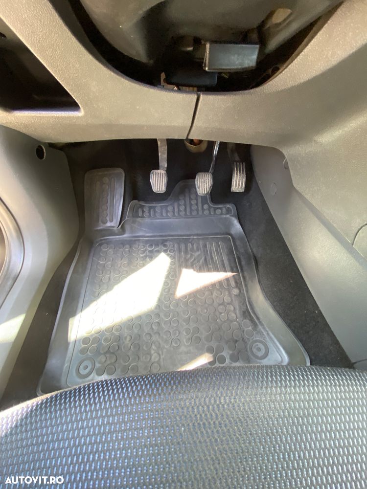 Ford Focus 1.6 Ambiente - 21