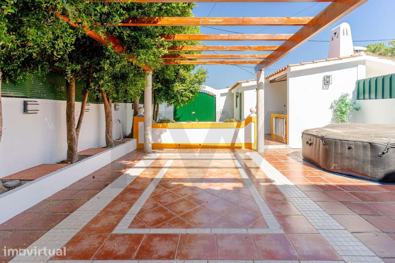 Moradia T3 Remodelada com Jardim | Aroeira - Grande imagem: 4/49