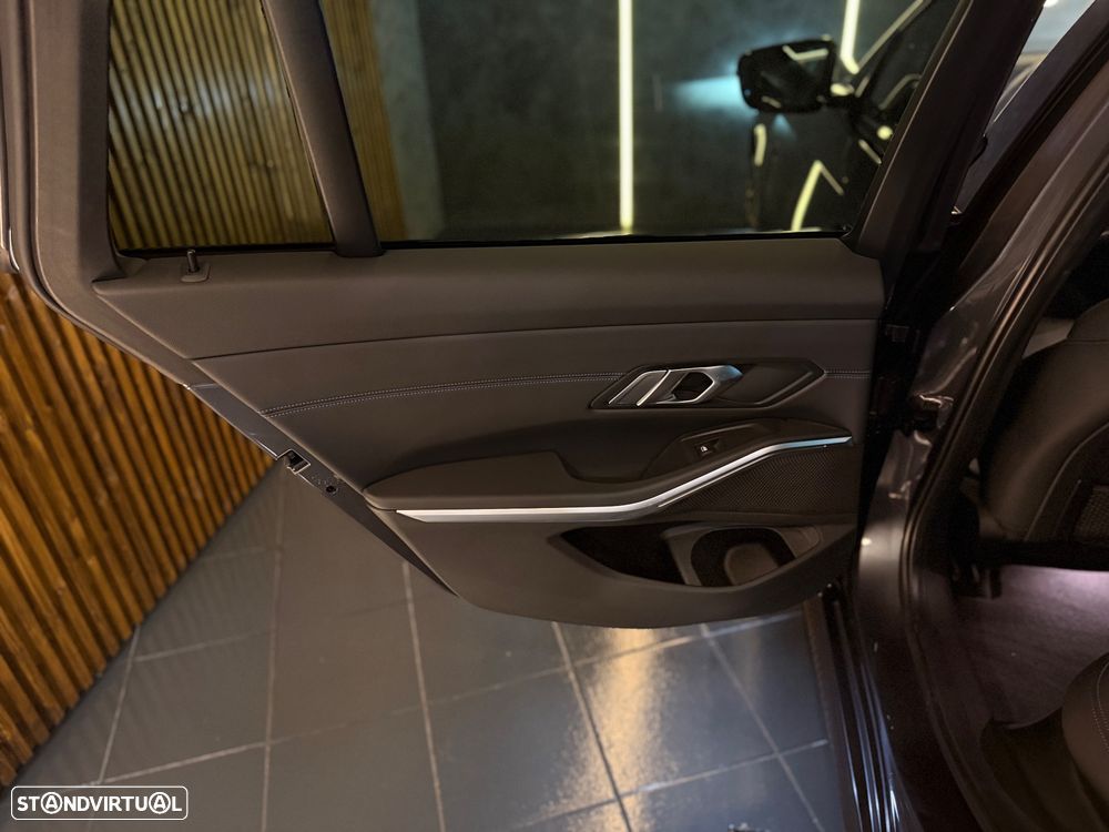 BMW 330 e Aut. M Sport - 21