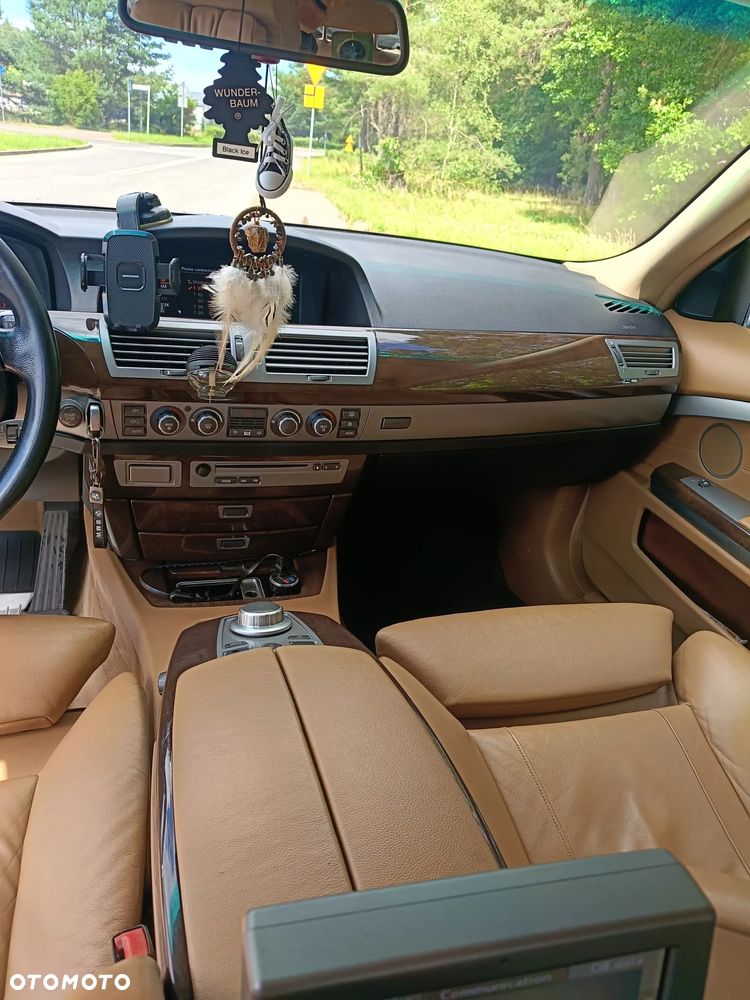 BMW Seria 7 750i L - 8