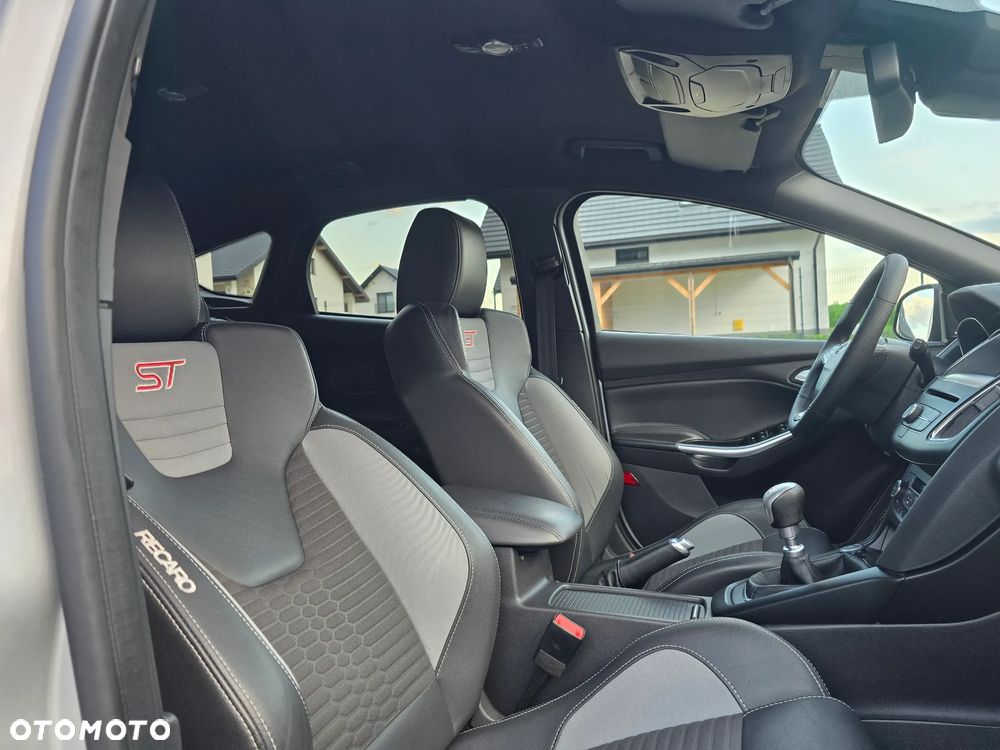 Ford Focus 2.0 EcoBoost ST mit Leder-Sport-Paket - 17