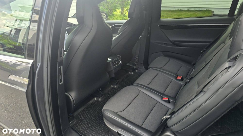 Tesla Model X - 16