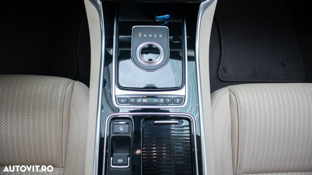 Jaguar XF 20d RWD E-Performance Portfolio - 11