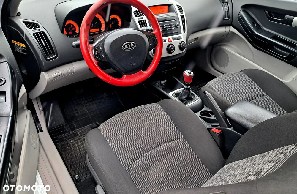 Kia Ceed - 11