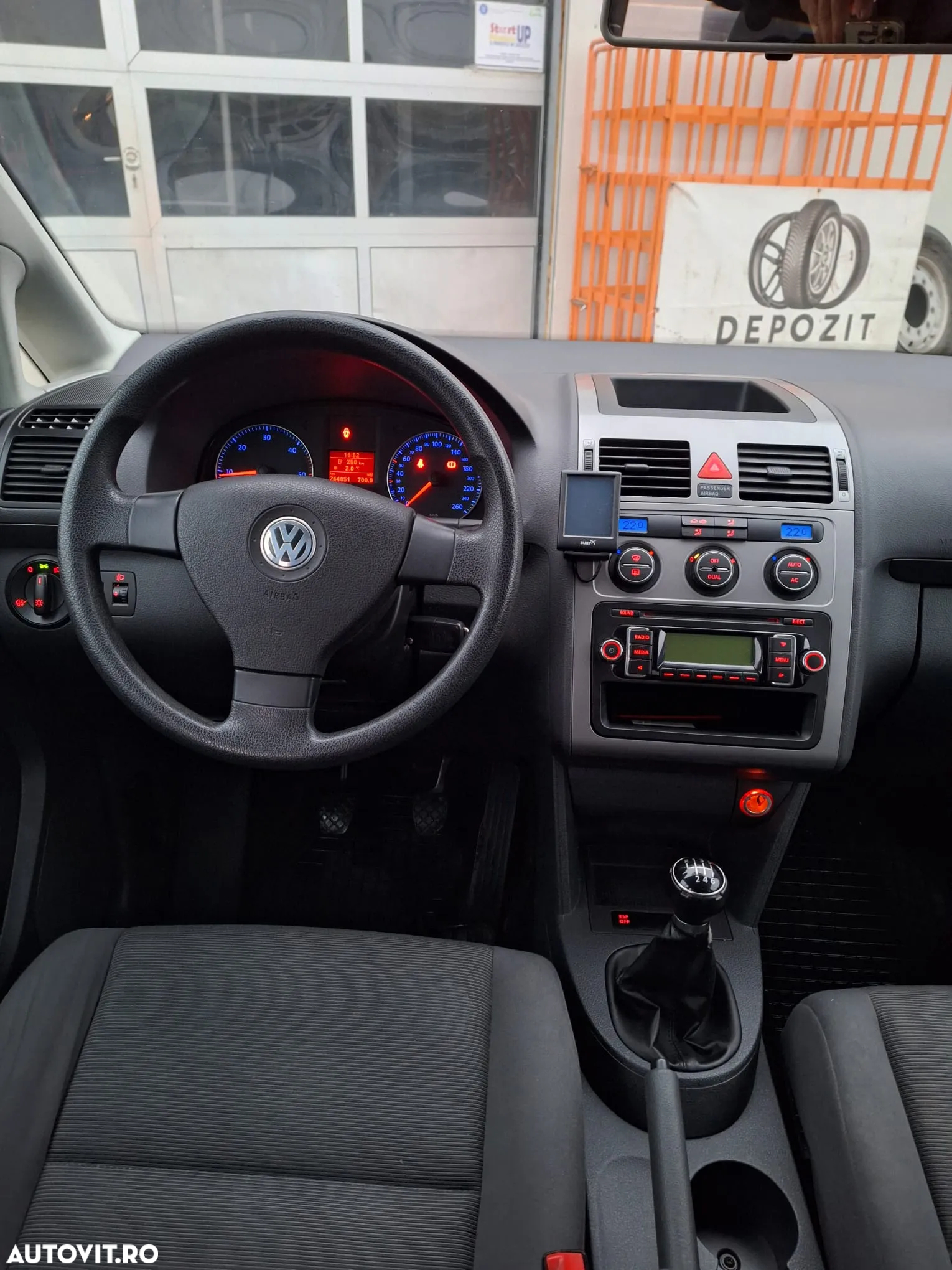 Volkswagen Touran 1.9 TDI Conceptline - 6