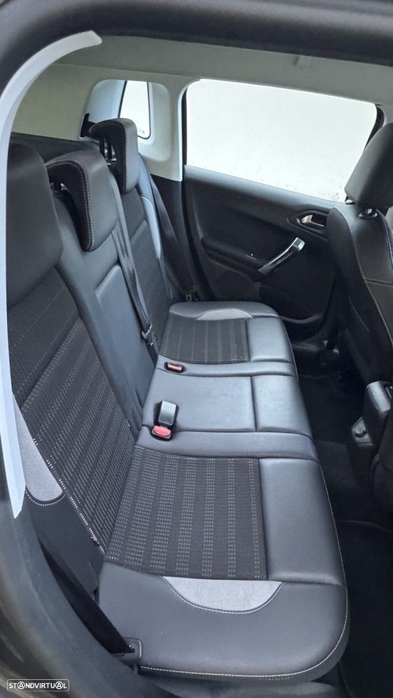 Peugeot 2008 1.2 PureTech Allure EAT6 - 4