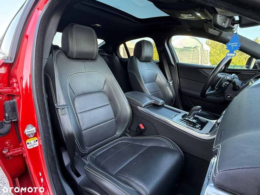 Jaguar XE 2.0 D180 R-Dynamic SE - 16