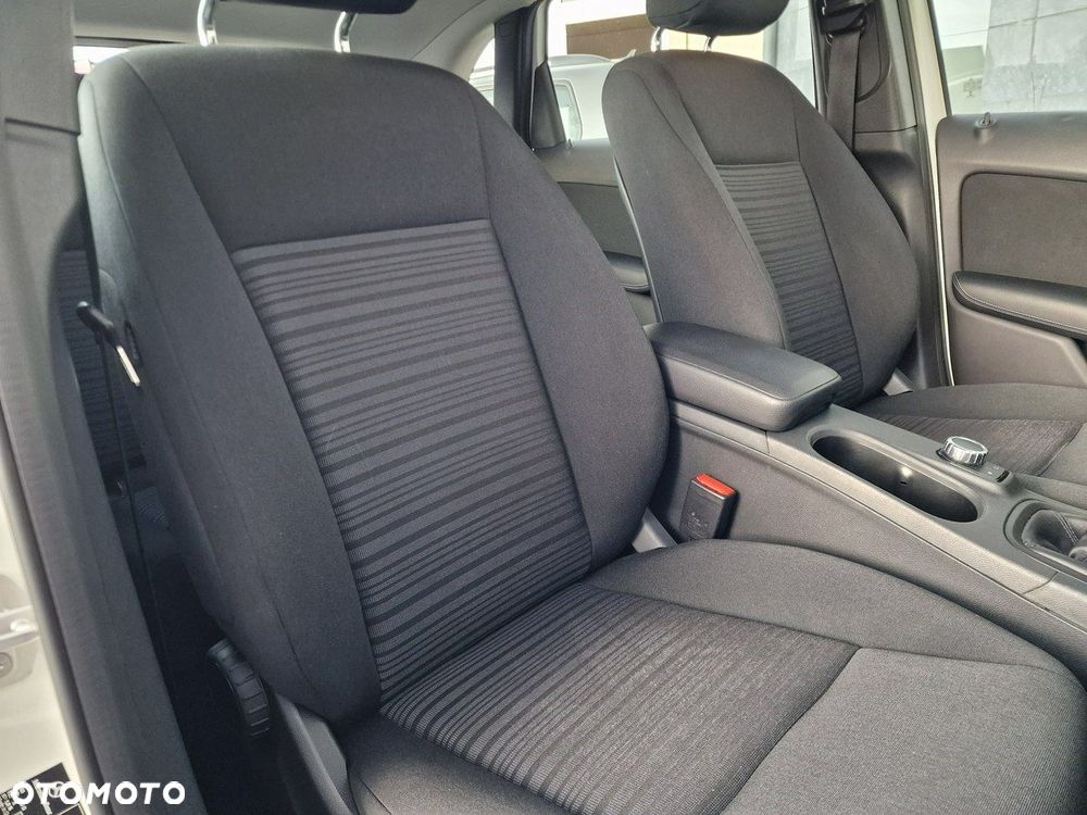 Mercedes-Benz Klasa B 180 Edition - 22