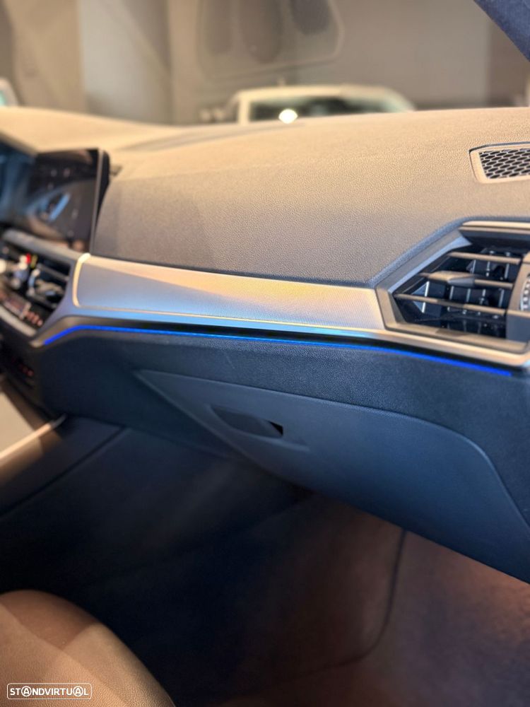 BMW 320 d Touring Pack Desportivo M Auto - 36