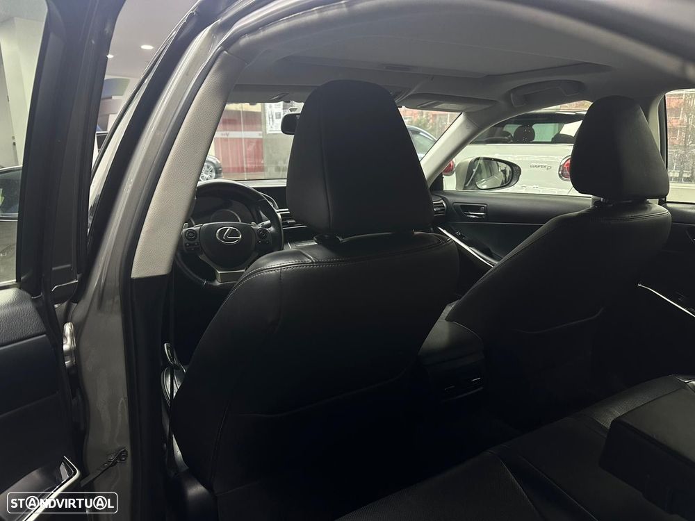 Lexus IS 300H Sport Edition - 29