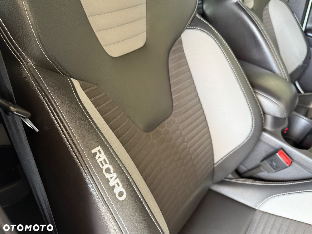 Ford Focus 2.0 EcoBoost ST mit Leder-Exclusiv-Paket - 40