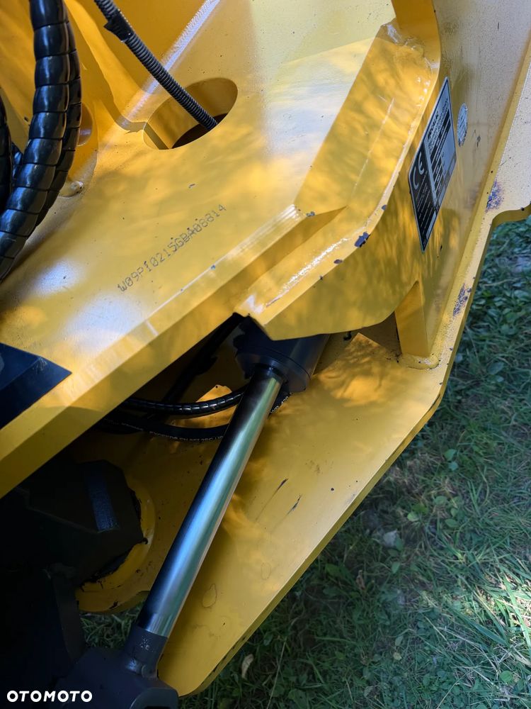 Mecalac AX1000 Ładowarka kołowa łamana 6,5 tony. Udźwig około 3 tony. 2017 rok.  Jak Nowa! Oryginał łyżka KROKODYL otwierana i widły. Mocny silnik DEUTZ 4 cylindry DEUTZ. Zero luzów i wycieków. Aktualne Badania DEKRA BMWT. Wielka Okazja. Maszyna jak nowa z Salonu. 2900 mtg. Pochodzi z Norweskiego urzędu gminy. Dodatkowe linie Hydrauliczne. Szybka wolna Jazda Rewers Hydrostatic. Wersja Norweska Mocne doświetlenie dodatkowe grzanie. kabina Ogrzewana wentylowana! Zmiana Osprzętu Hydrauliczna! pełne sterowanie z dżojstika! Podzespoły pompy suche, czytelne tabliczki! OKAZJA - 33