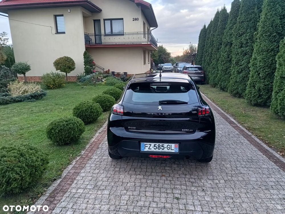 Peugeot 208 - 8