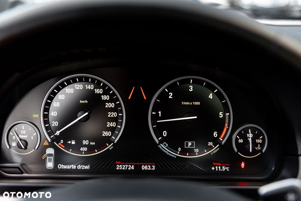 BMW Seria 5 M550d xDrive Sport-Aut - 32