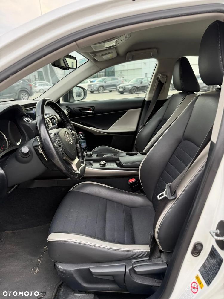 Lexus IS 300h Elegance - 11