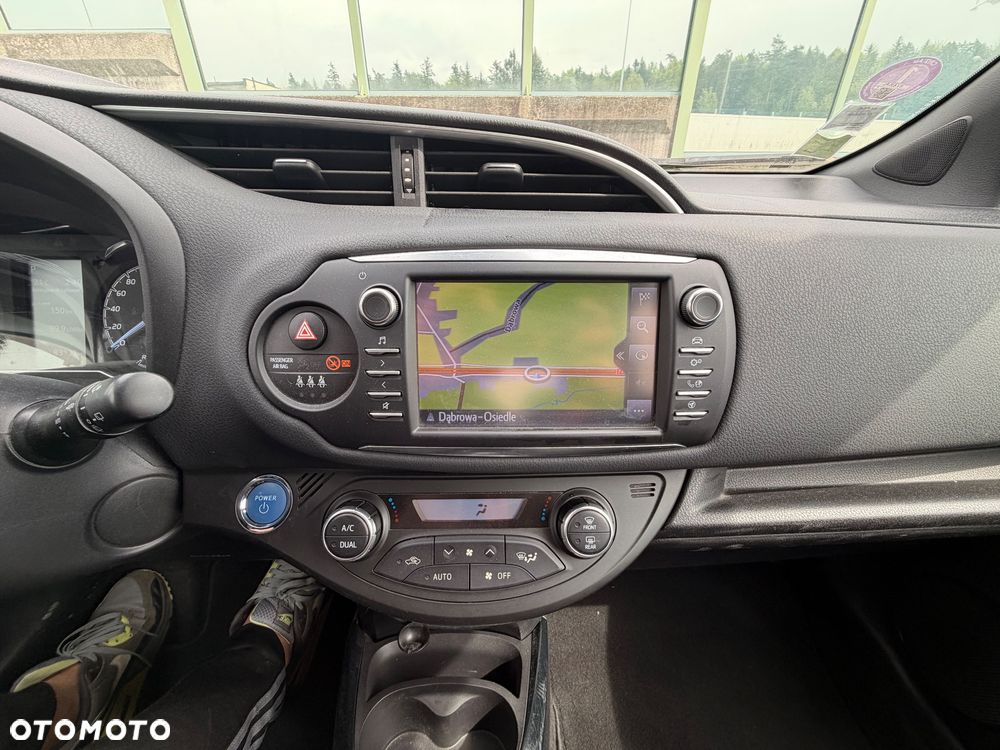 Toyota Yaris Hybrid 100 Business Edition - 26
