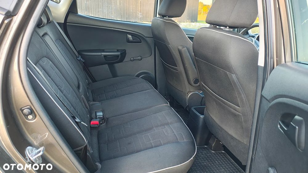 Kia Venga - 10