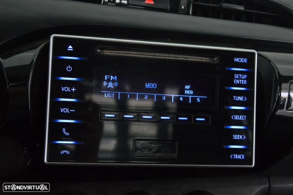Toyota Hilux 2.4 D-4D 4X4 Cabine Simples 2L - 32