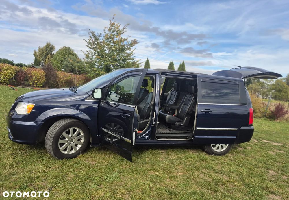 Chrysler Town & Country - 7