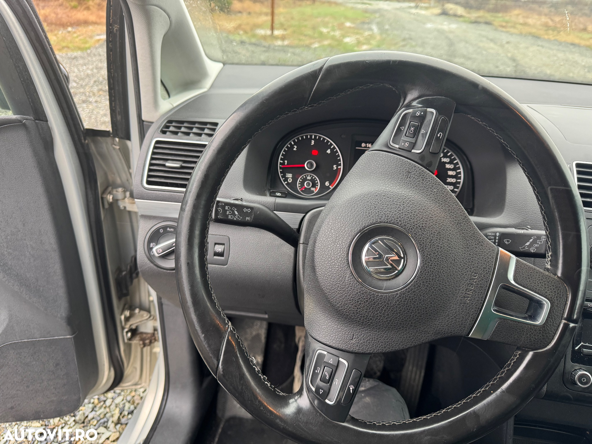 Volkswagen Touran 2.0 TDI DPF BlueMotion Technology Comfortline - 12