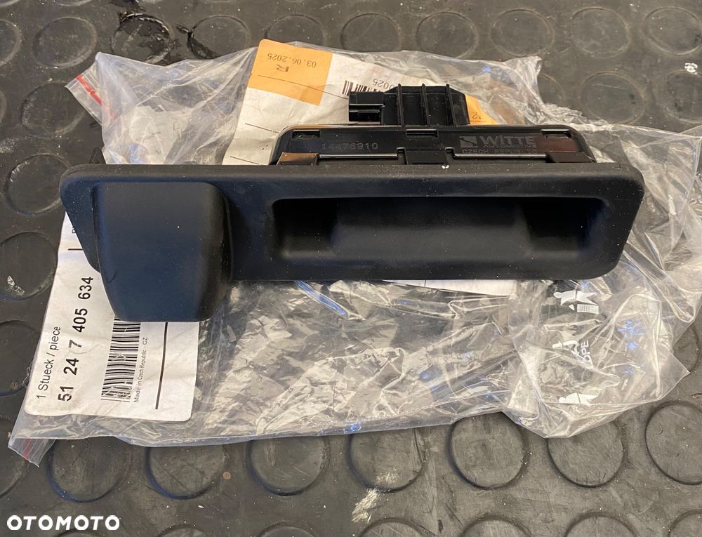 BMW 3 G20 X3 G01 NOWY ORYGINALNY PRZYCISK OTWIERANIA KLAPY BAGAŻNIKA KLAMKA RĄCZKA TYLNA TYLNIA TYŁ KLAPY BAGAŻNIKA  W KLAPĘ  z klapy tylnej  tylniej 51247405634 z otworem na kamerę kamera - 1
