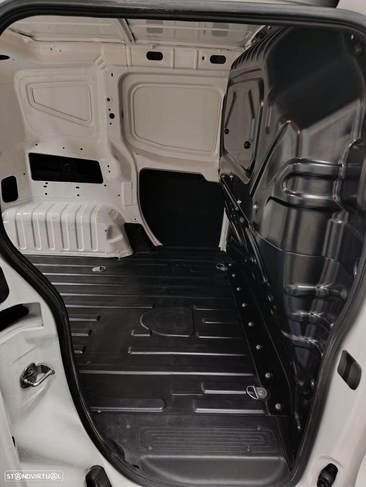 Fiat Fiorino 1.3 M-jet Adventure - 18