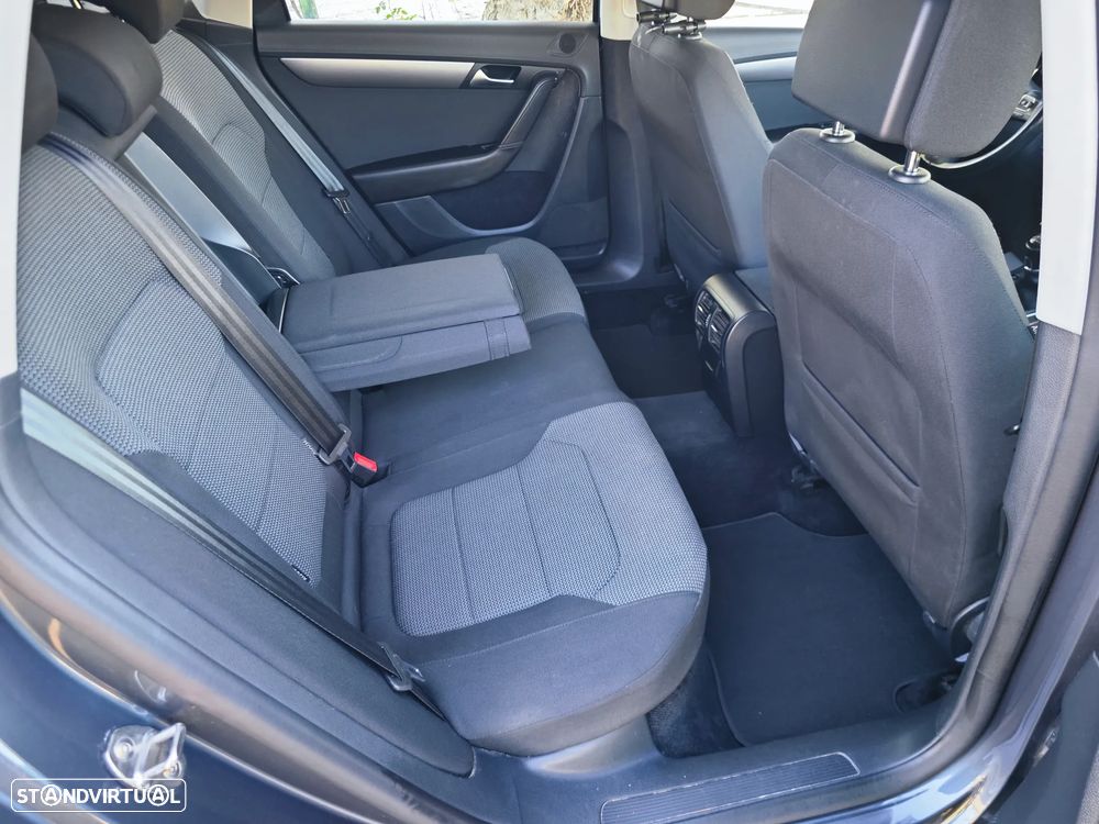 VW Passat Variant 1.6 TDI Confortline Navig - 9