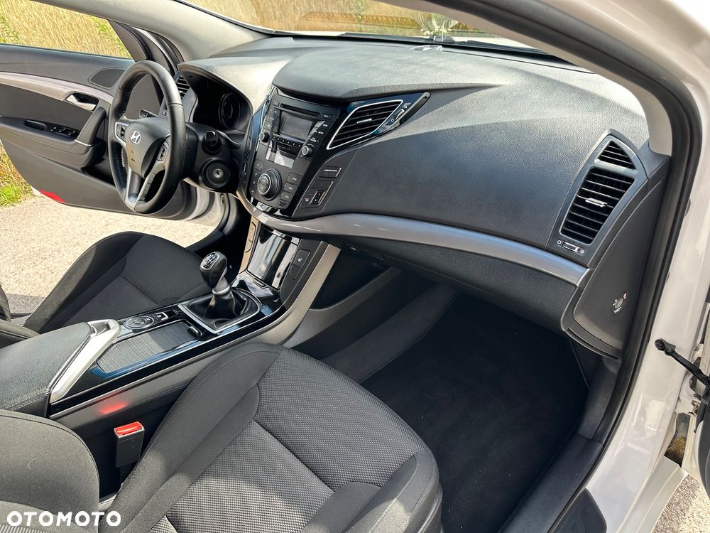 Hyundai i40 Kombi blue 1.6 Family - 29