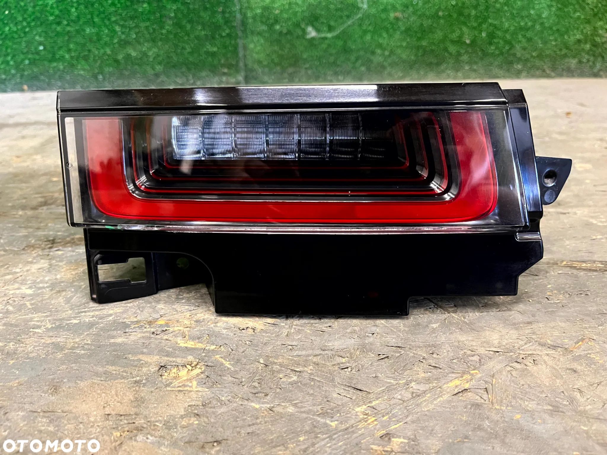 RANGE ROVER EVOQUE II L551 LAMPA LEWY TYŁ LEWA TYLNA W KLAPĘ K8D2-13A421-AC LEKKIE PĘKNIĘCIE - 1