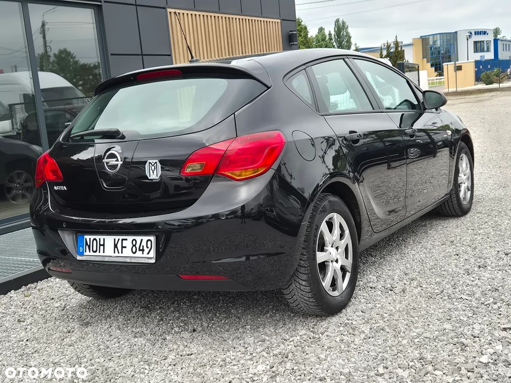 Opel Astra 1.6 Design Edition - 11