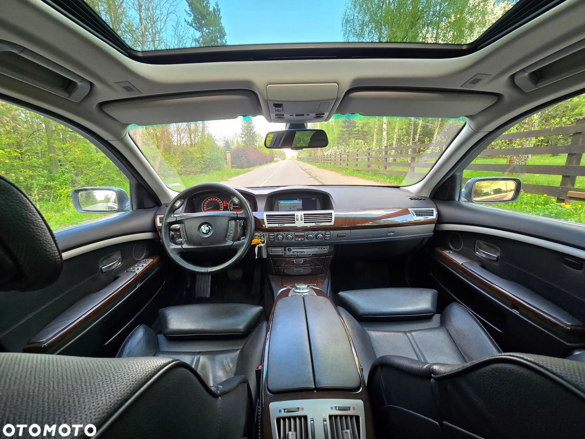 BMW Seria 7 750i - 8