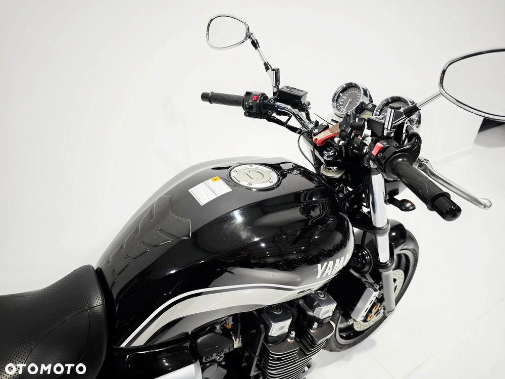 Yamaha XJR - 12